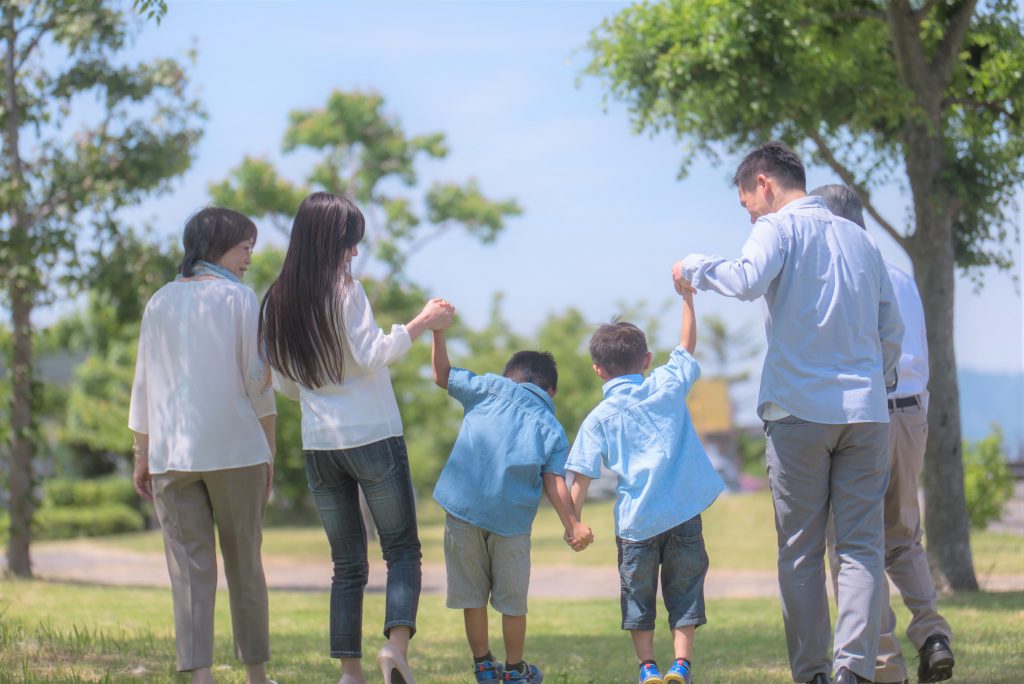 公園を歩く家族